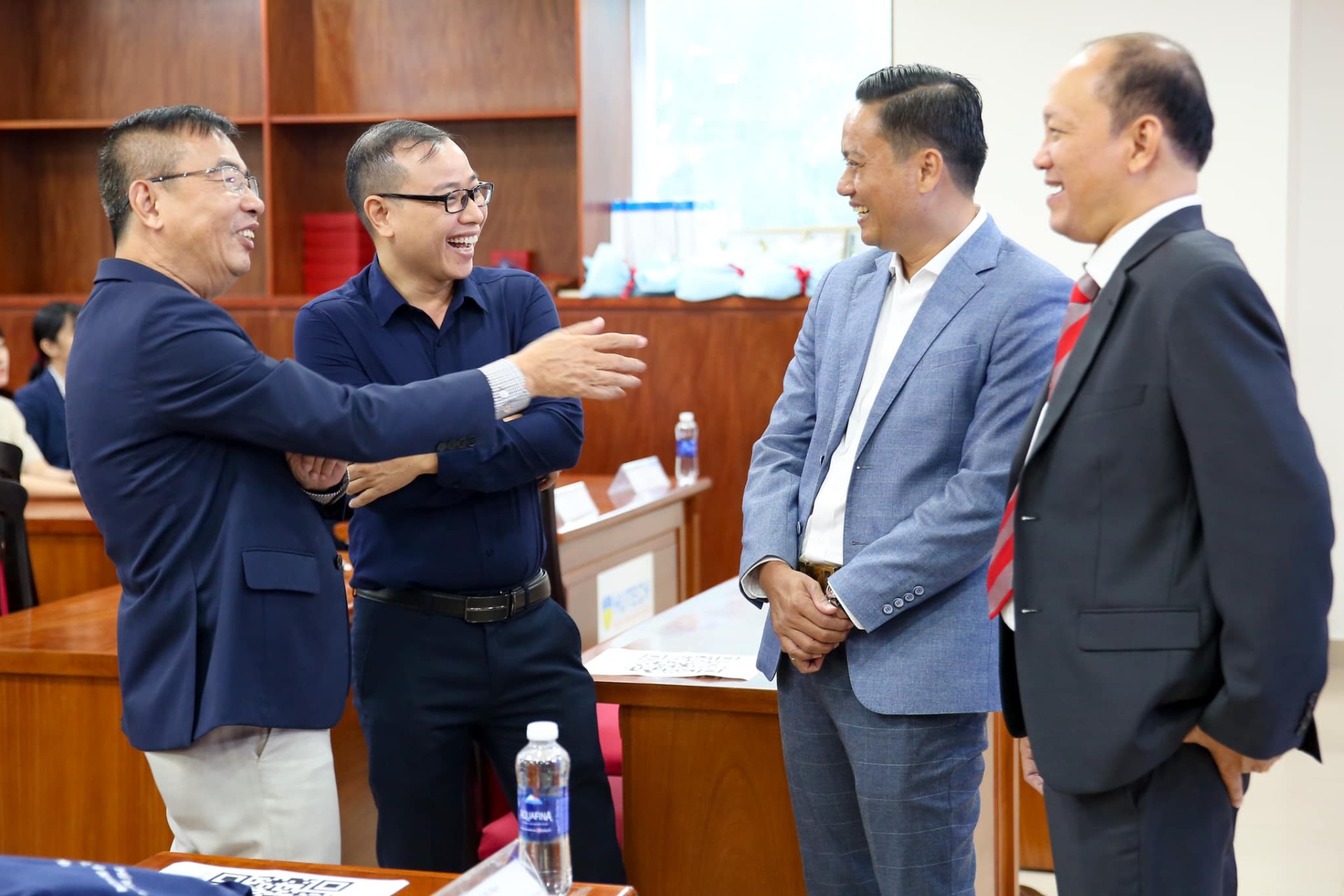 ĐỒNG HÀNH VỚI SINH VIÊN XÂY DỰNG